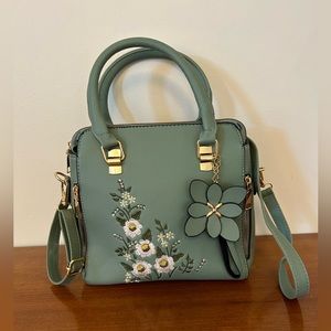Cute embroidered summer cross body purse with flower charm!